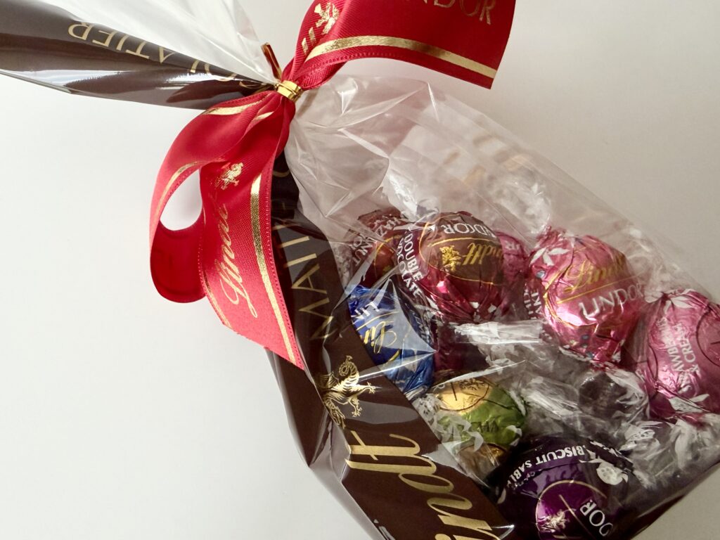 誕生日特典でもらったリンツのリンドール15個入りギフトバッグの写真