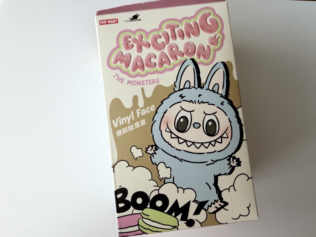 POP MART ラブブ マカロンシリーズの箱を斜めから撮影した画像