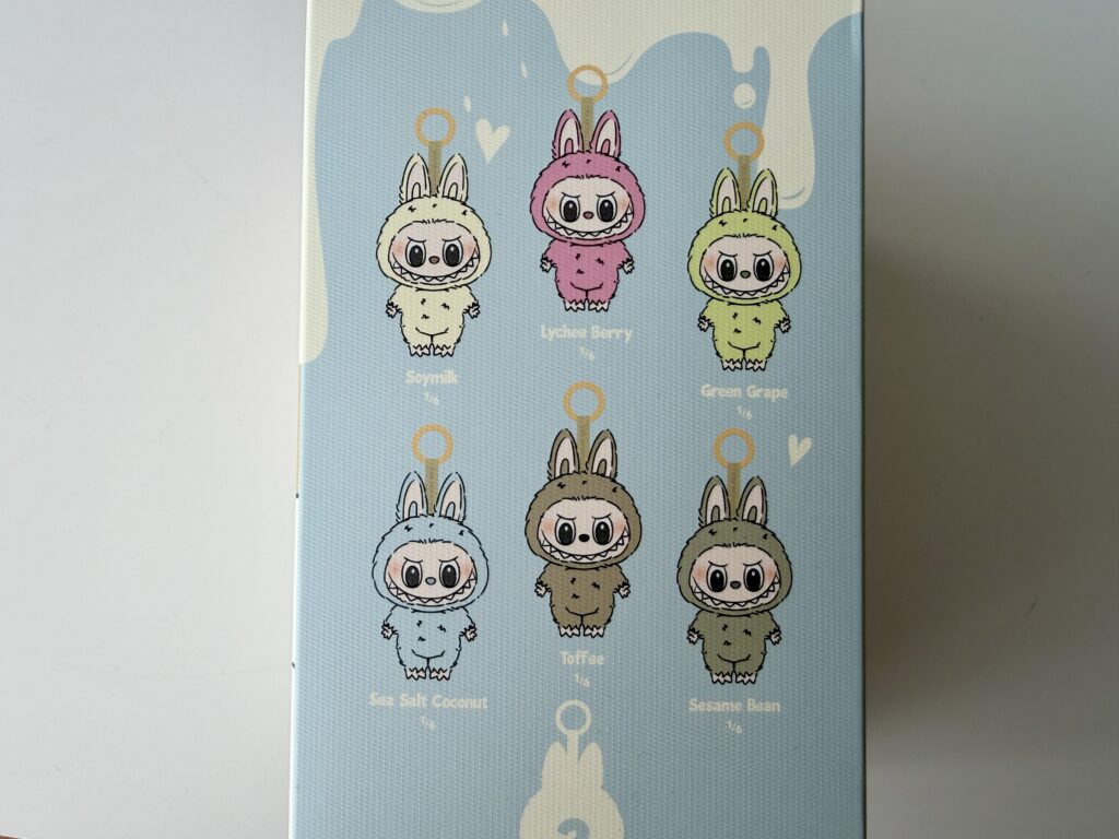 POP MART ラブブ マカロンシリーズの全ラインナップが描かれたパッケージ裏面の写真