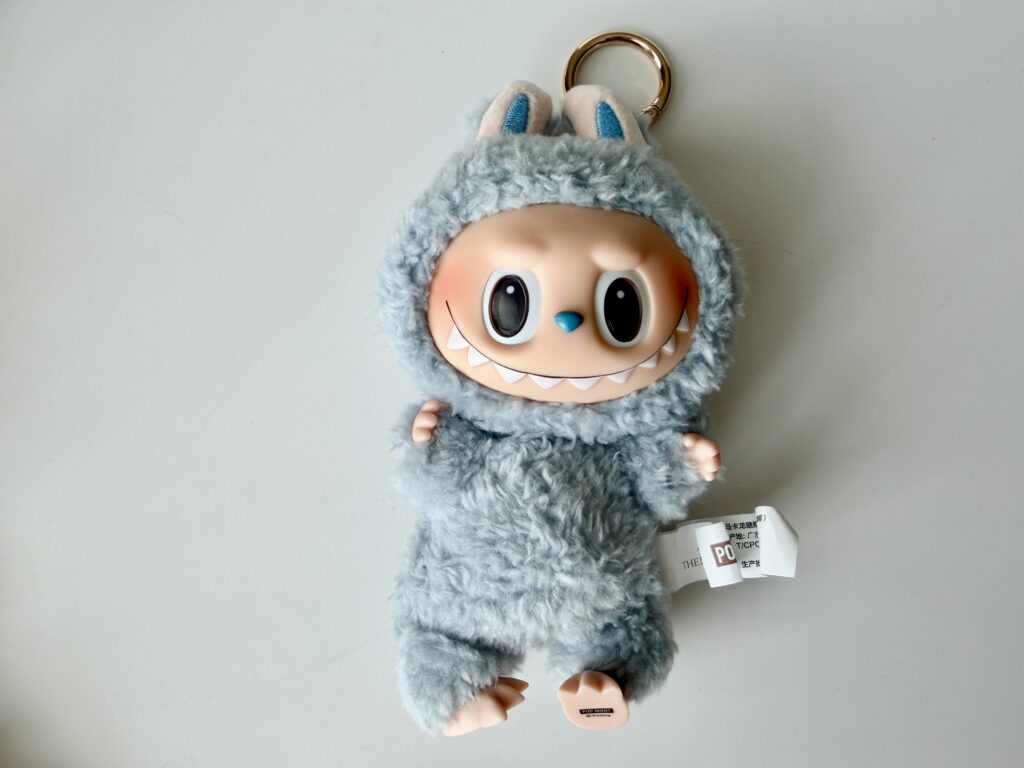 POP MART ラブブ「Sea Salt Coconut（ブルー）」フィギュアの単体写真