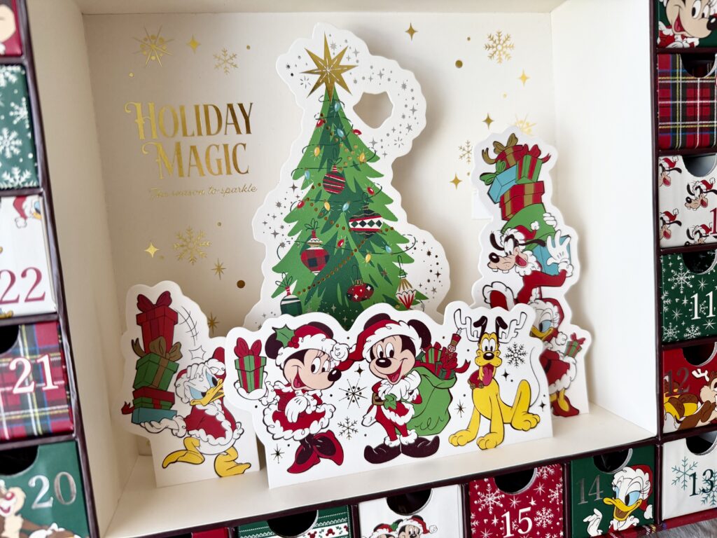 ディズニーストア アドベントカレンダー中央の立体クリスマスツリーと、ミッキー・ミニー・ドナルド・グーフィー・プルートのアップ写真。