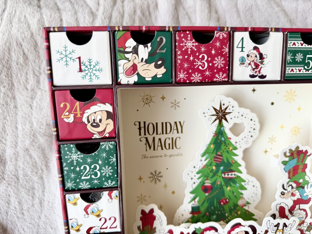 ディズニーストア アドベントカレンダーの左上部分。1・2・3・4・5・24番の引き出しデザインが並んだアップ写真。