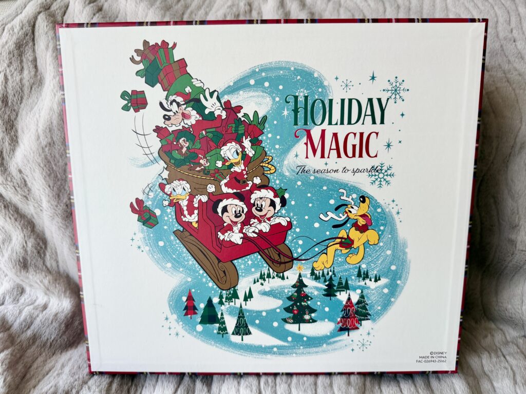 ディズニーストアのアドベントカレンダー裏面。ミッキー＆フレンズがそりに乗ってプレゼントを運ぶホリデーデザイン。