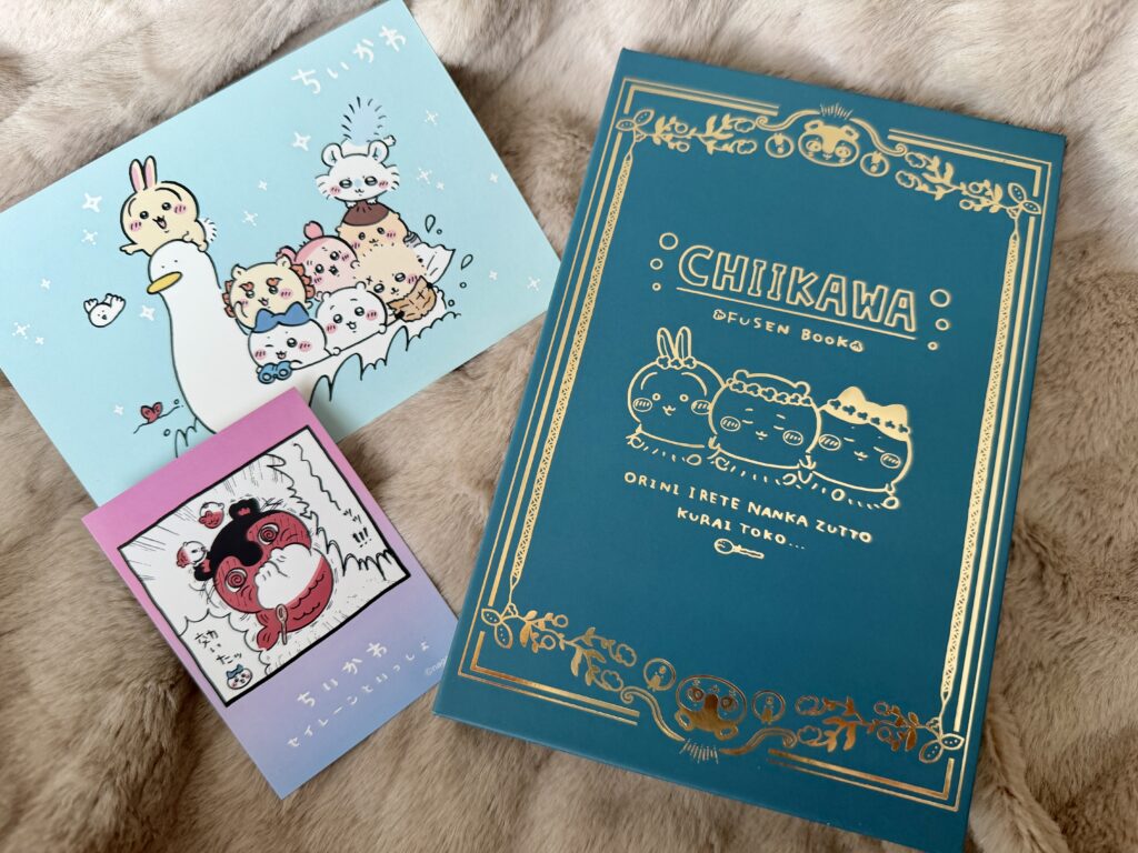 ちいかわの付箋ブックとポストカードが並んでいる様子。特装版の限定セットが写っている。