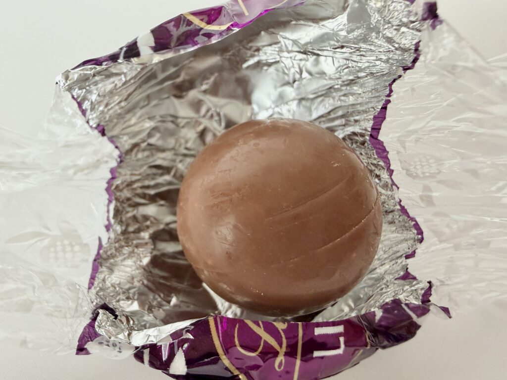 開封したリンツ ショートブレッド・リンドール。丸いミルクチョコレートの中にショートブレッドが入った期間限定フレーバー。