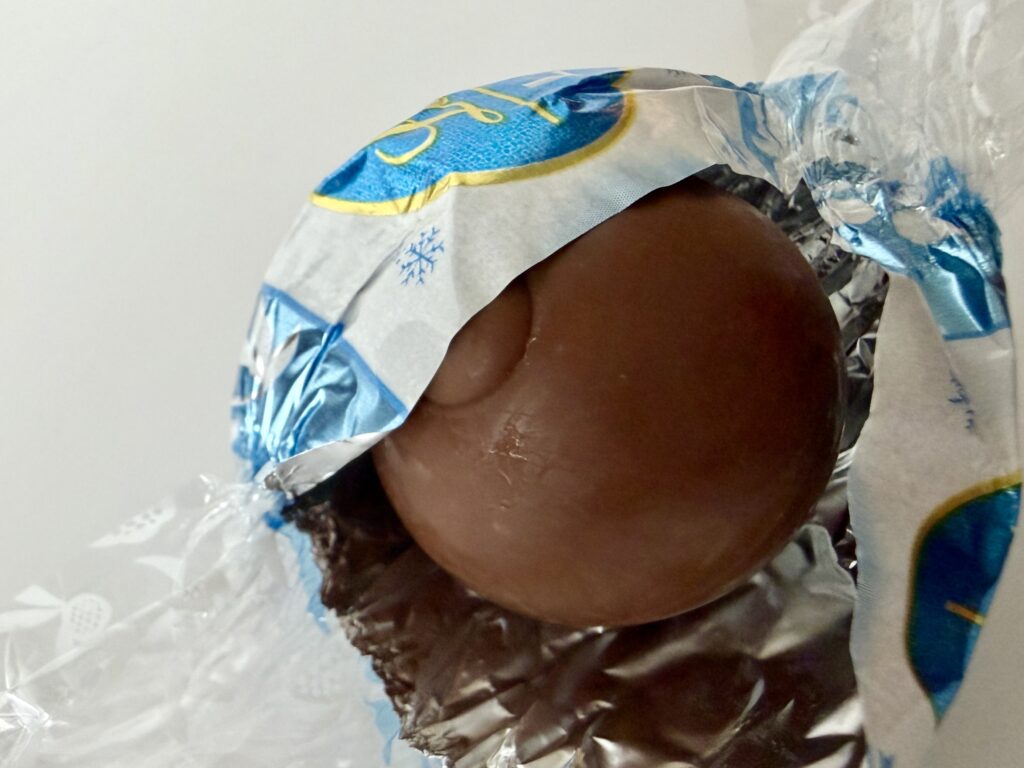 リンツ リンドール スノーマン|ミルクチョコレートの外側とホワイトチョコのフィリング