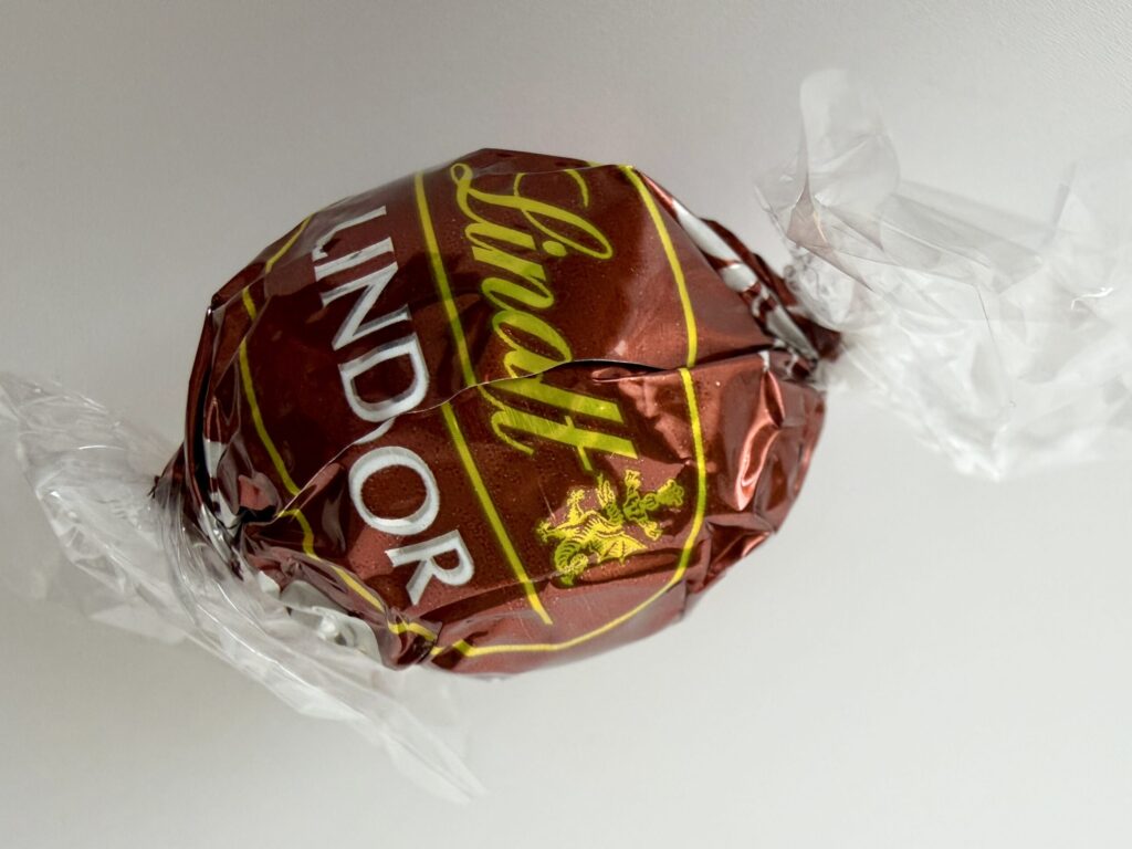 リンツ リンドール スニッカードゥードゥルの赤い限定パッケージ|冬限定フレーバー