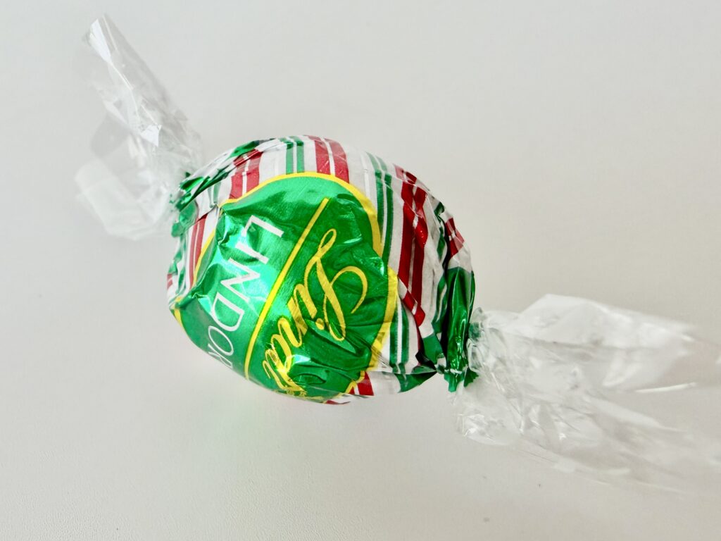 リンツ ペパーミントクッキーのパッケージ。緑と赤のストライプが印象的な期間限定フレーバー