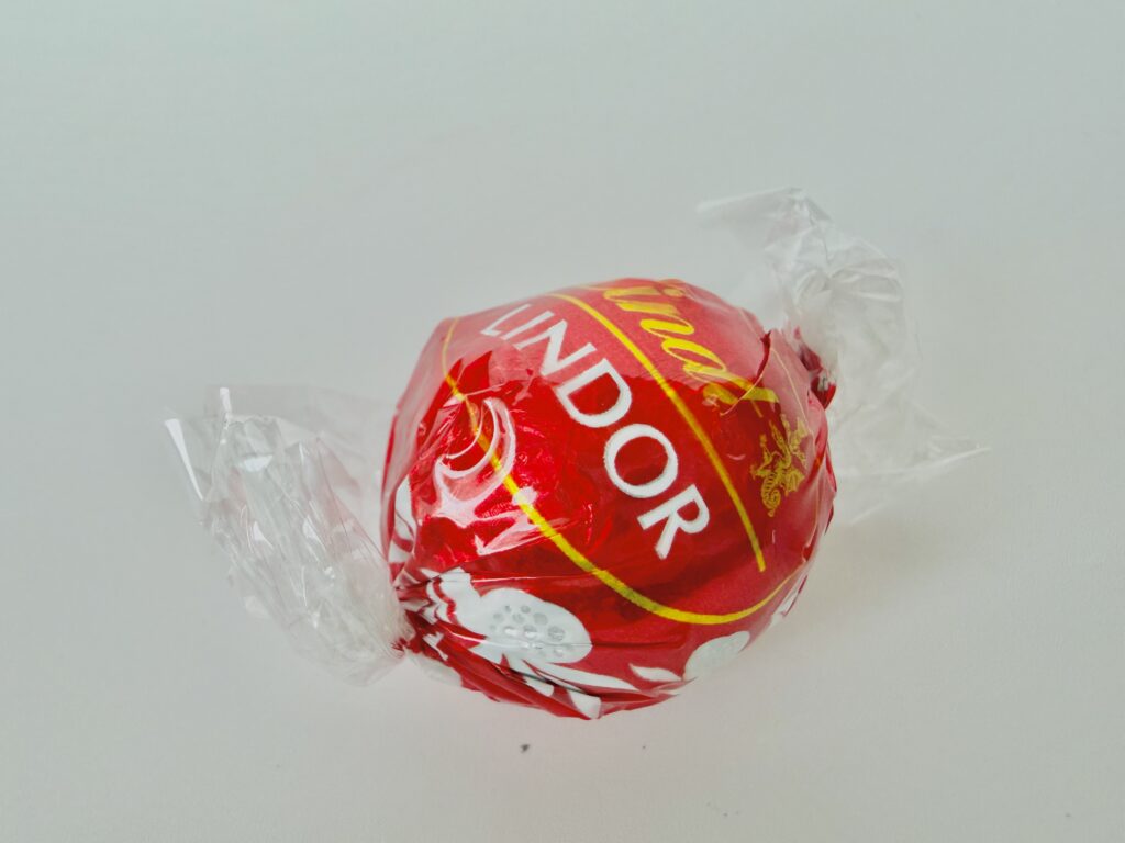 リンツ リンドール ミルクの赤い包装｜定番人気フレーバー
