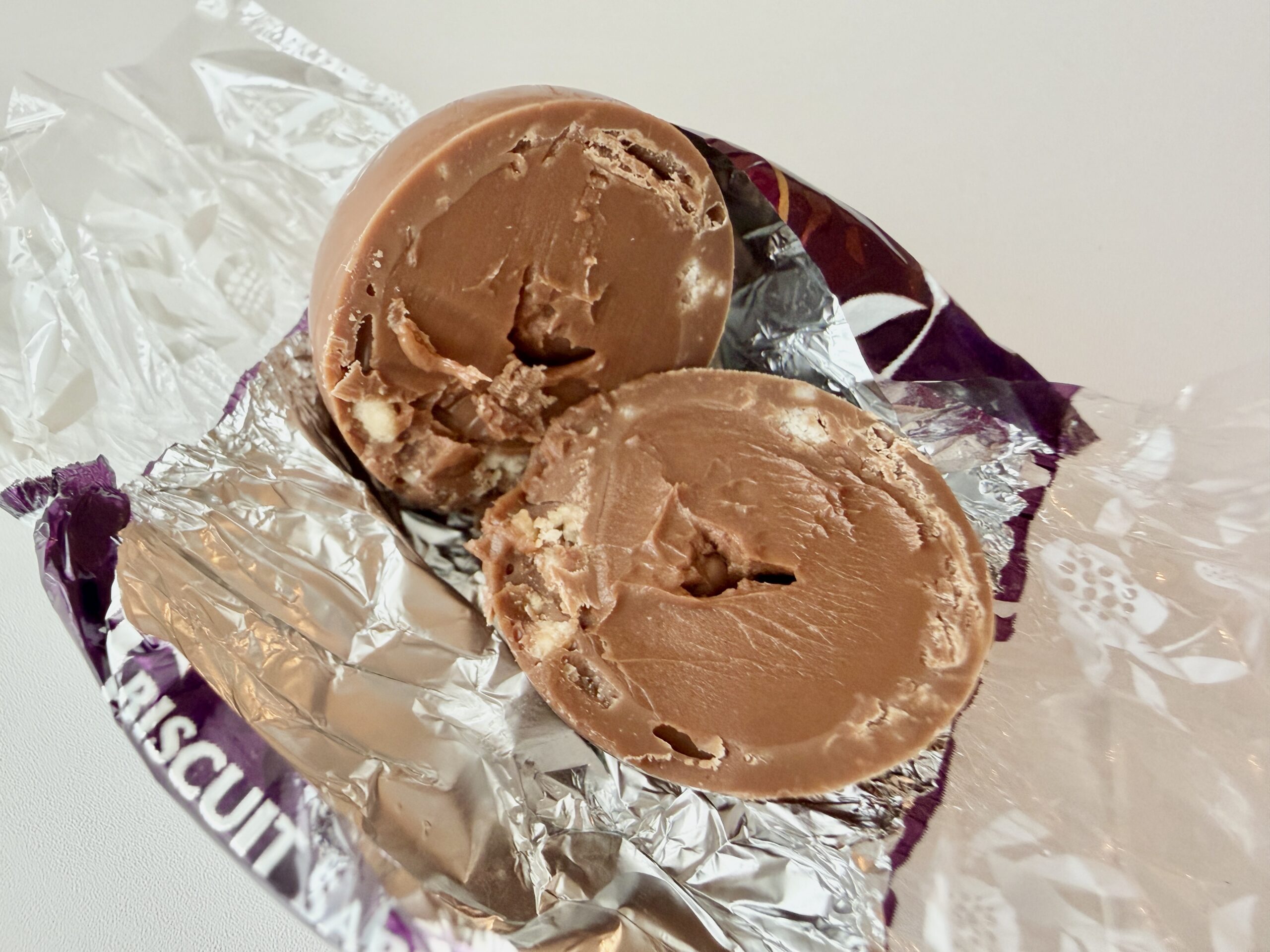 【2025年最新】リンツ期間限定ショートブレッドチョコ レビュー｜サクサク食感が楽しいミルクチョコ