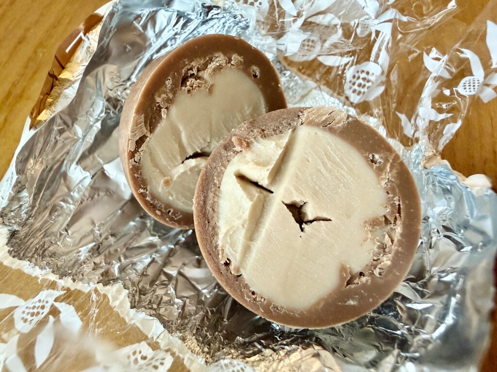 リンドール〈ティラミス〉の断面。ミルクチョコレートの中に、コーヒーとマスカルポーネフィリングがたっぷり入っている様子。