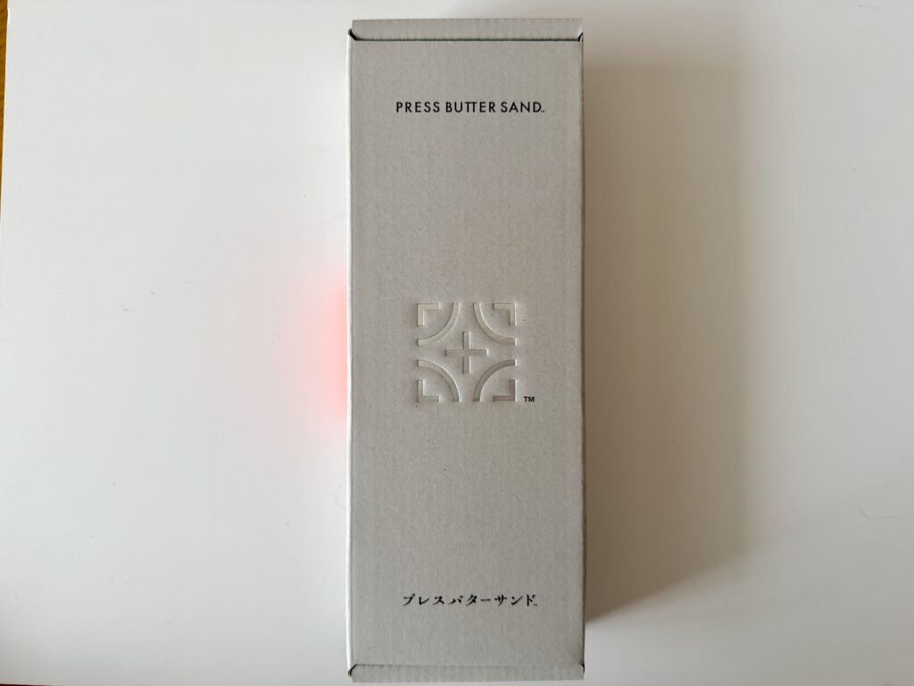プレスバターサンドの定番バターサンド外箱。シンプルな白いパッケージデザインの正面。