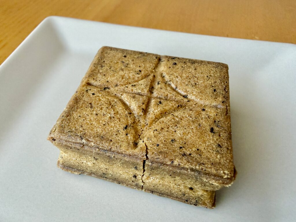 プレスバターサンド和紅茶アールグレイを皿にのせた様子(茶葉入り生地)