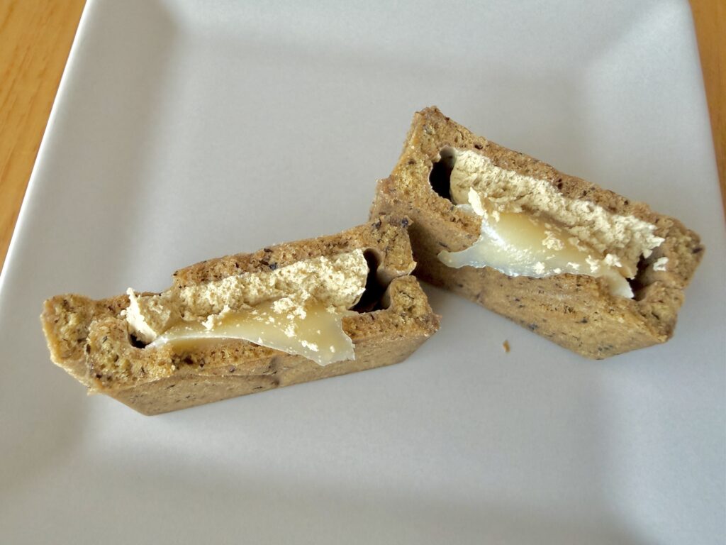 和紅茶アールグレイの断面。キャラメルとバタークリームの2層構造