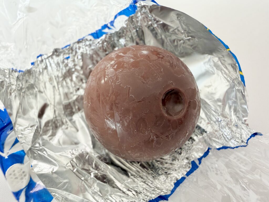 包みを開けたリンドール・ダークのチョコ本体