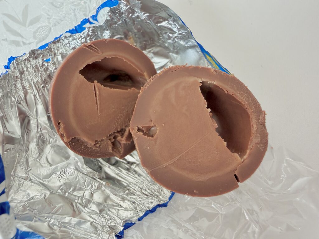 リンドール・ダークの断面(なめらかなガナッシュ)