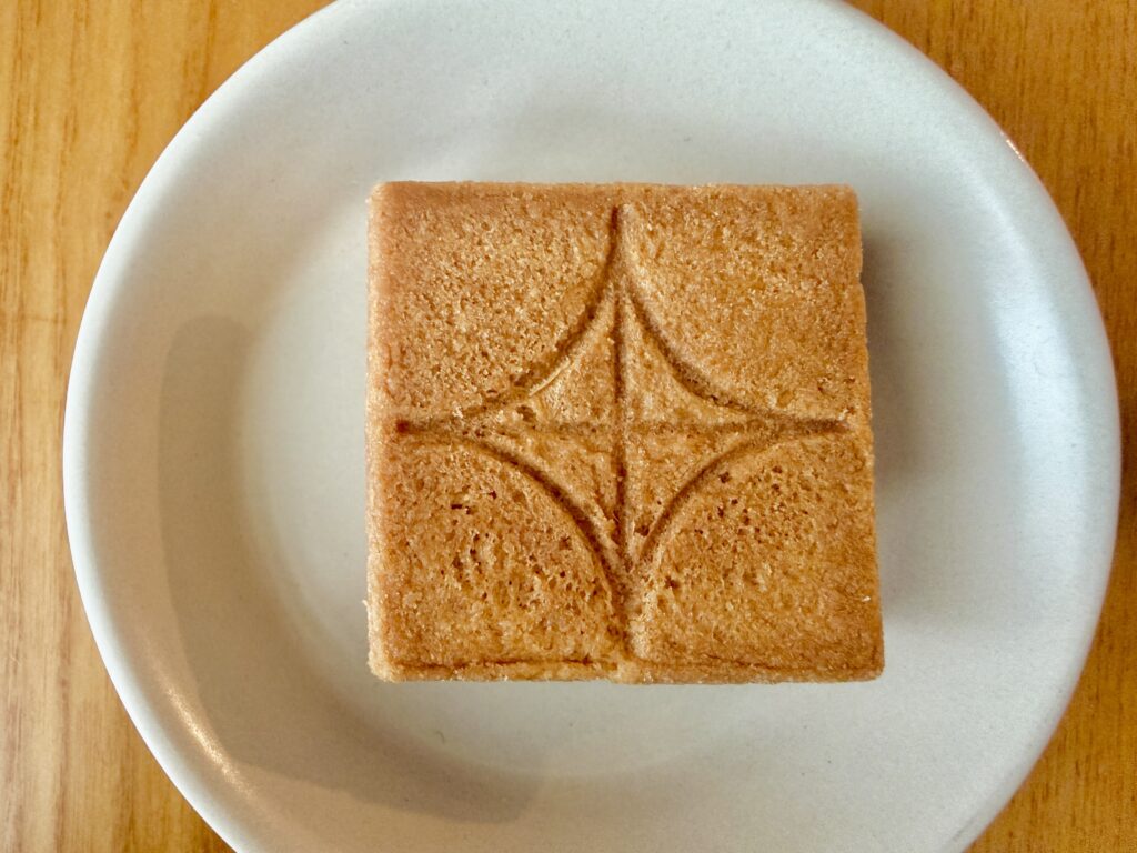 プレスバターサンド定番バターサンドの断面。とろけるキャラメルとふわふわのバタークリームが伸びる様子。