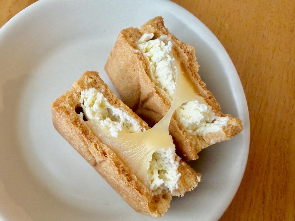 プレスバターサンド定番フレーバーのクッキー単品。焼き色が美しく、表面にアイコンの模様が刻まれている。