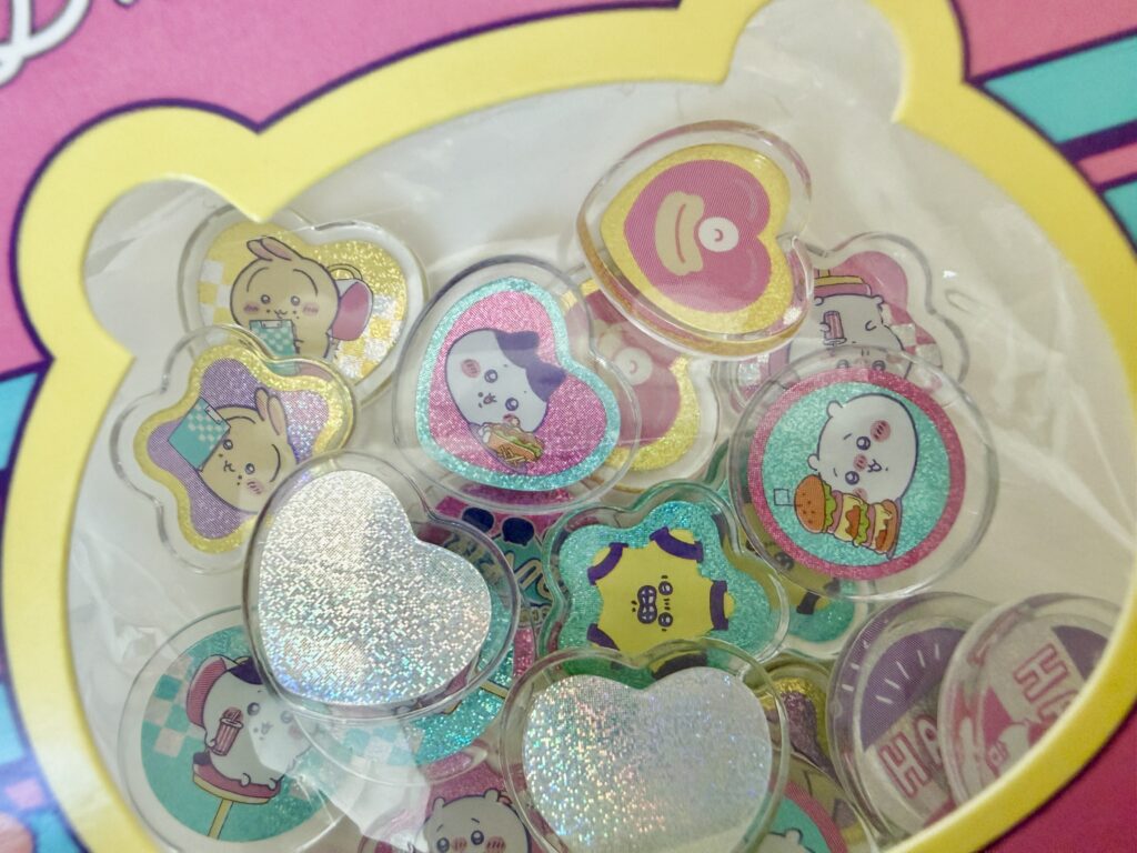 ちいかわのおはじきシールのキャラクターデザイン拡大。ちいかわやハチワレが描かれた立体シール