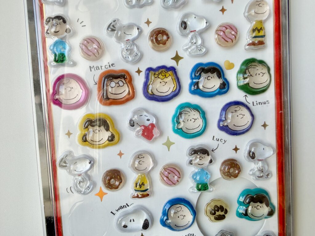 ボンボンドロップシールミニのスヌーピーデザイン。スヌーピーやチャーリー・ブラウン、ルーシーなどが並ぶぷっくり立体シール