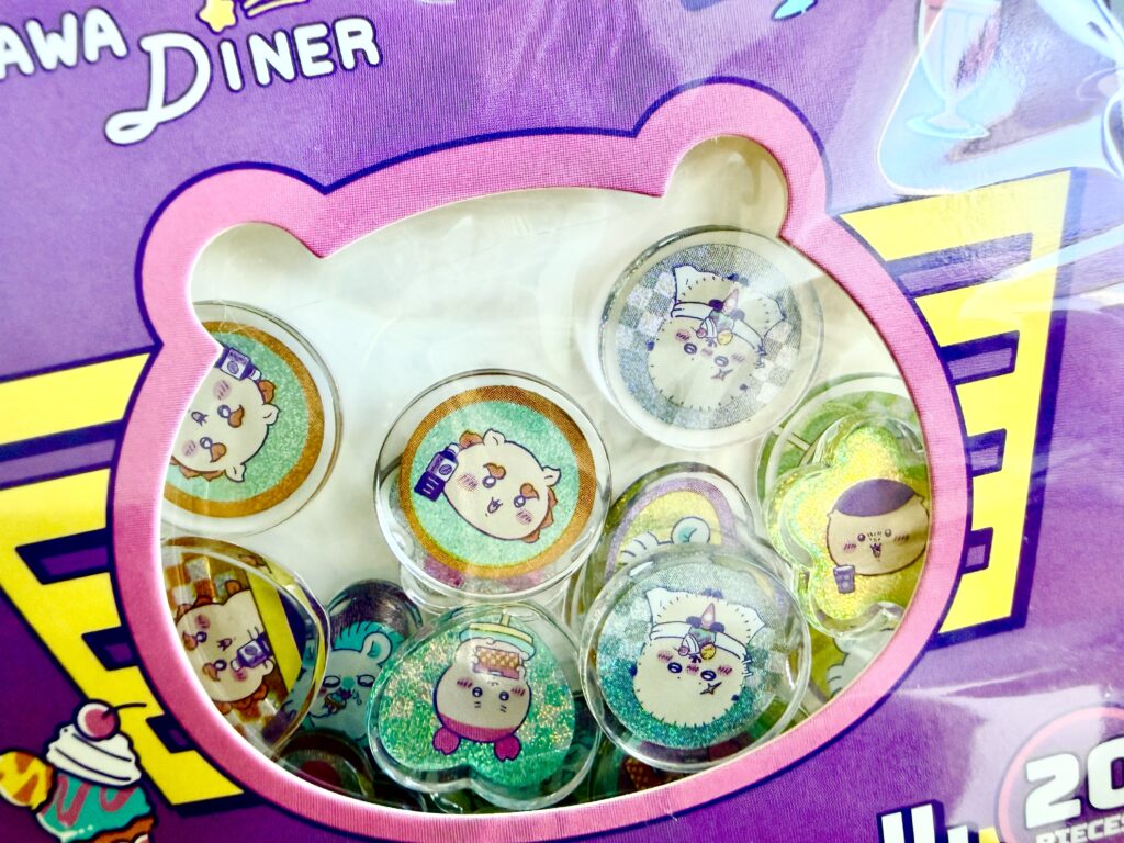 ちいかわのおはじきシールの中身アップ。ハート型や丸型のぷっくり立体シール