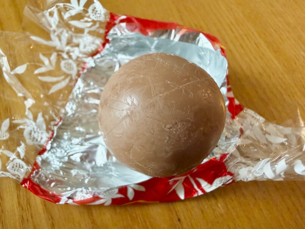 リンドール ミルクを開封した様子｜なめらかな丸型チョコレート