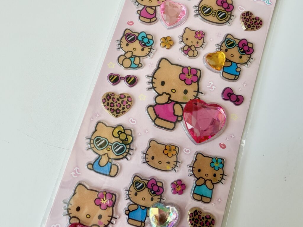 ハローキティのキラキララインストーンシールのアップ写真