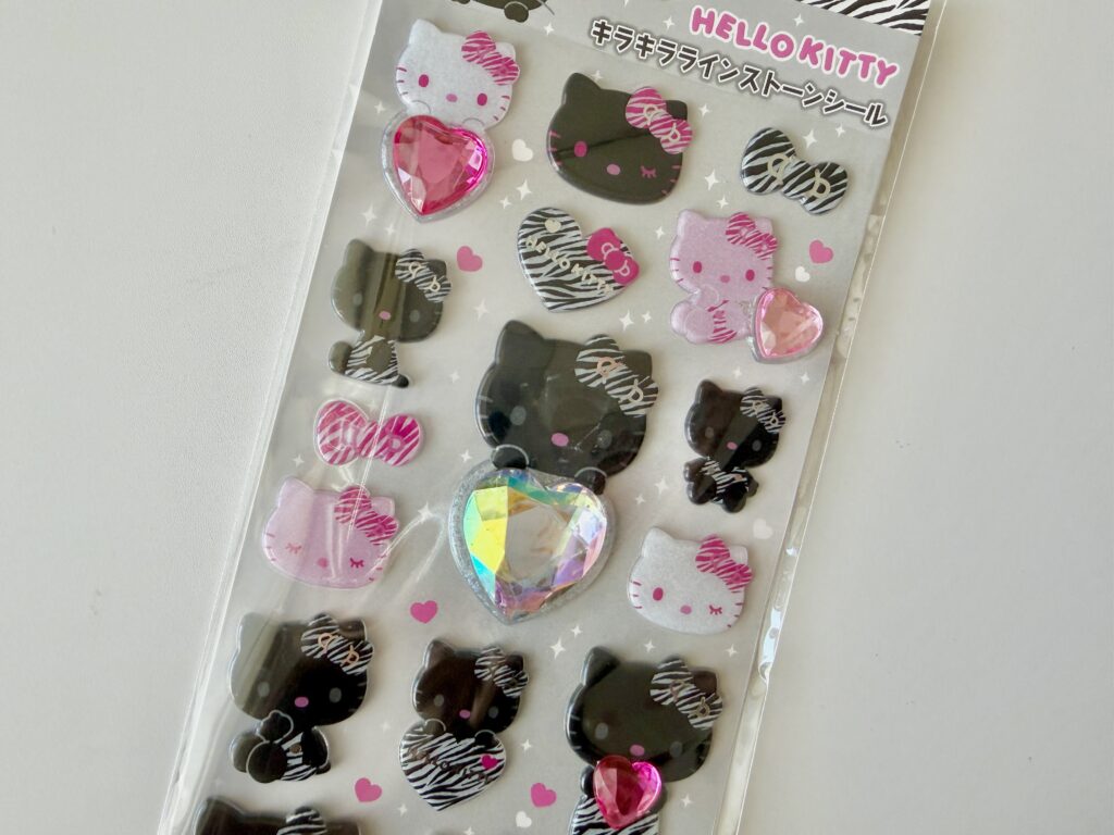 ハローキティのブラック×ゼブラ柄ラインストーンシールのアップ写真