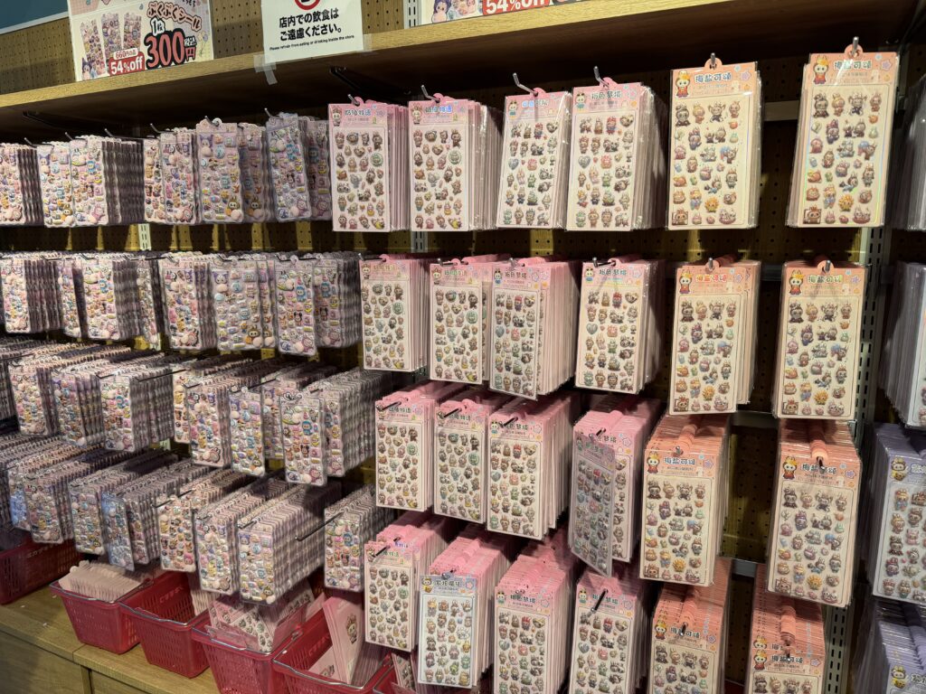 ミカヅキモモコ原宿店に並ぶ立体シールとフレークシールの売り場