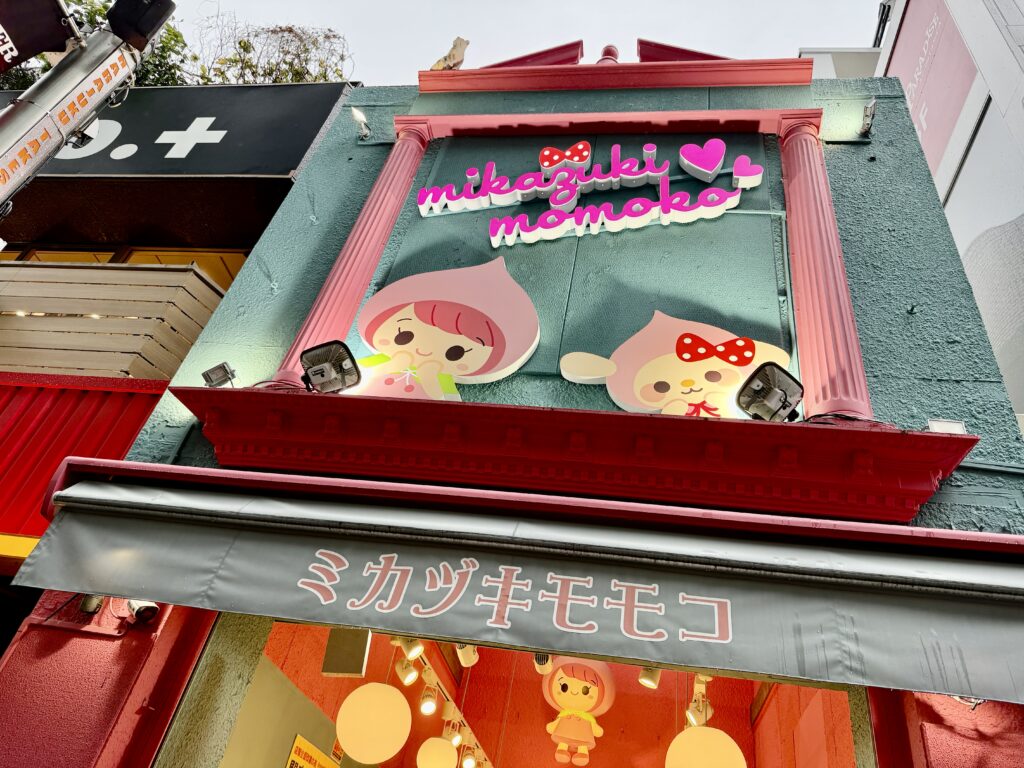 ミカヅキモモコ原宿店の外観 キャラクター雑貨とシールが豊富