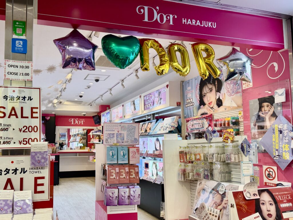 D'or原宿店 コスメと一緒にシールも販売