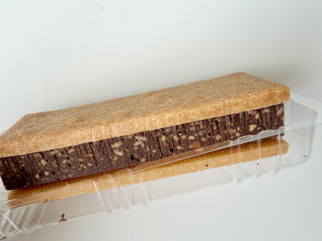 マジドカカオ アーモンドクランチ 断面 チョコとアーモンドの層