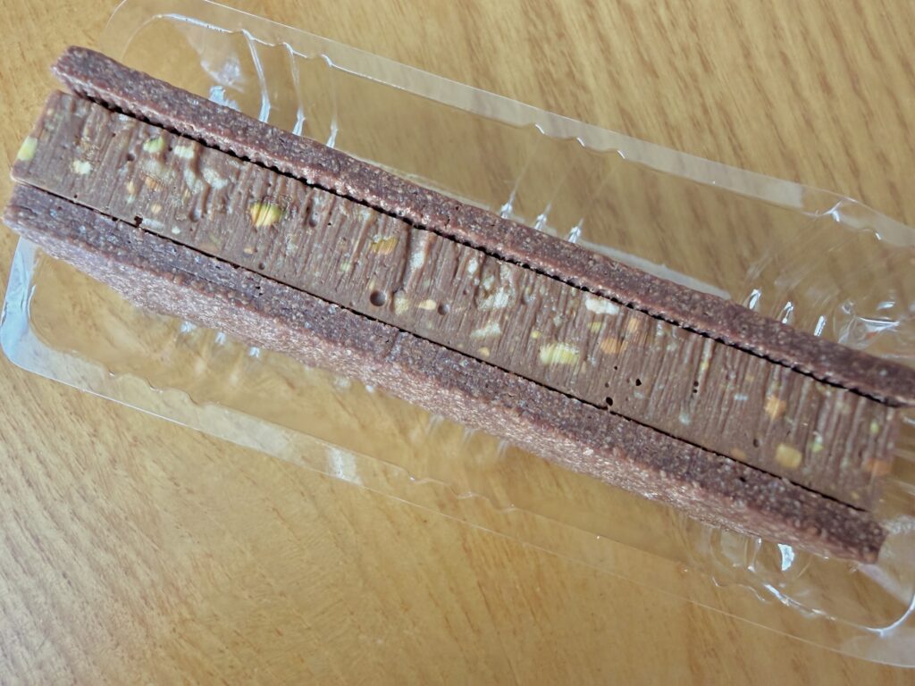 マジドカカオ ミルクピスタチオ チョコクッキーサンドの断面