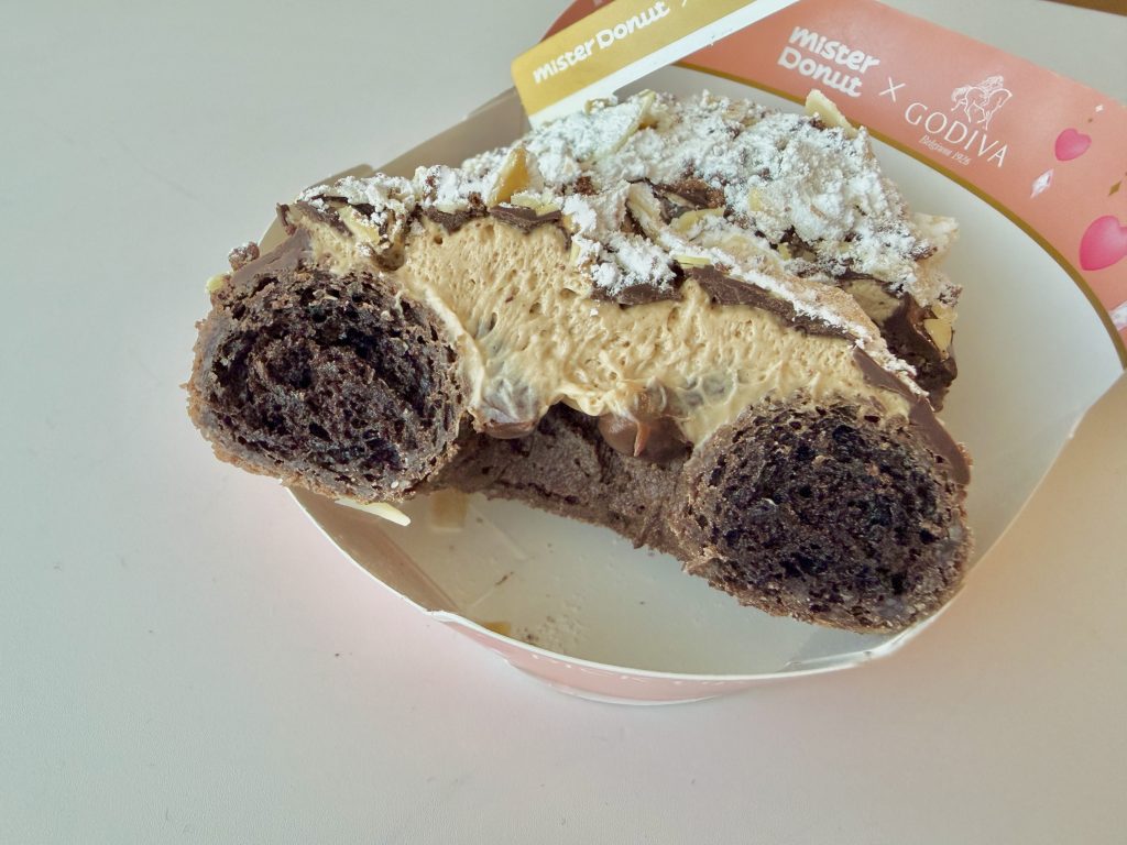 ミスド×ゴディバ トリュフショコラドーナツ プラリネ 断面とクリーム