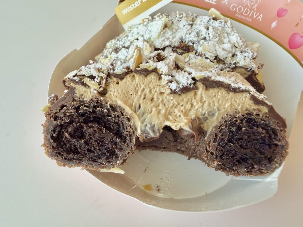 ミスド×ゴディバ トリュフショコラドーナツ プラリネ チョコ生地の断面