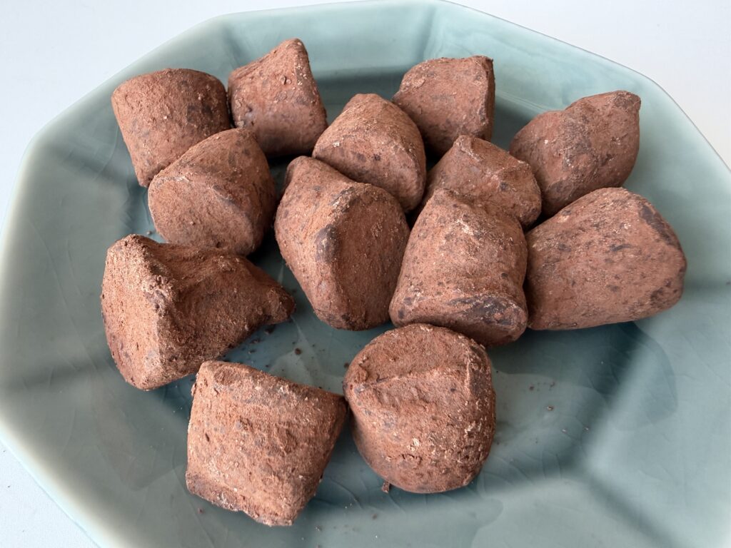 無印良品 カカオトリュフ マール・ド・シャンパーニュの中身｜ココアパウダーをまとったトリュフ