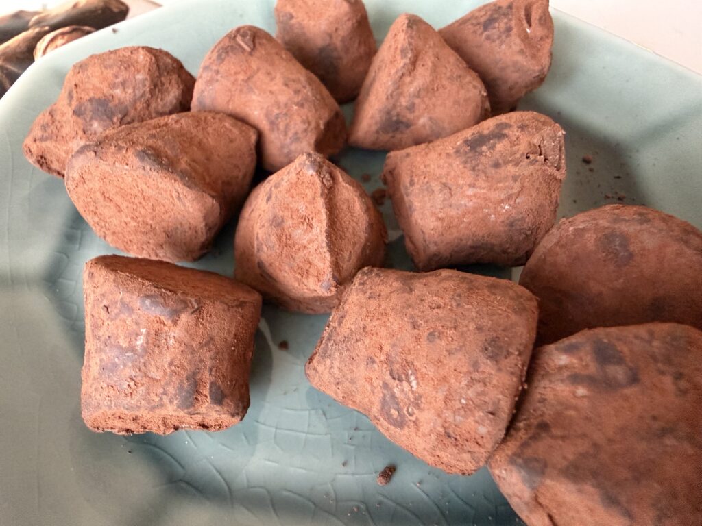 無印良品 カカオトリュフ 塩キャラメルをお皿に出した全体写真