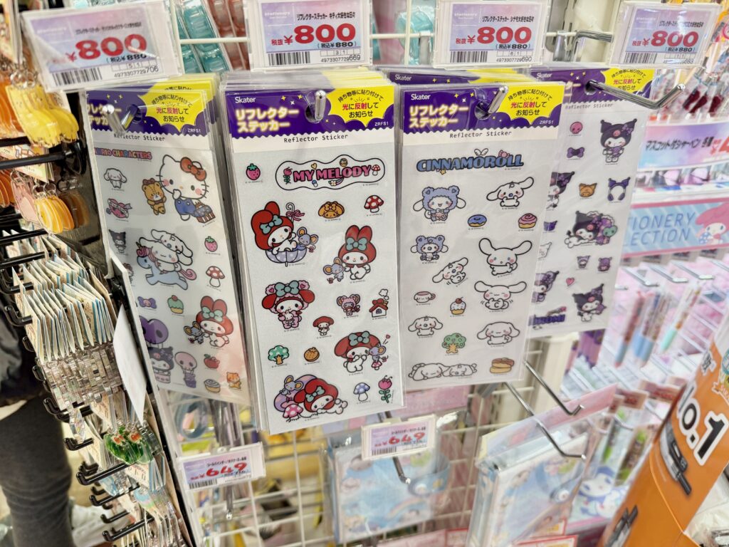 ドン・キホーテ銀座のキャラクターシール売り場｜ボンボンドロップシール周辺の棚
