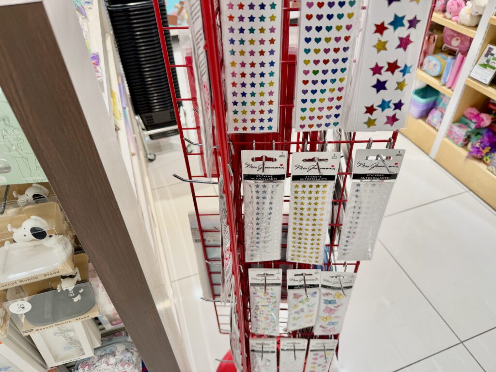 PLAZA銀座のシールラック｜丸い回転ラックにボンボンドロップシールが掛かることも