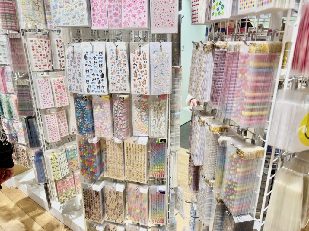 銀座 伊東屋のシール売り場｜大量のシールが並ぶ文具フロア