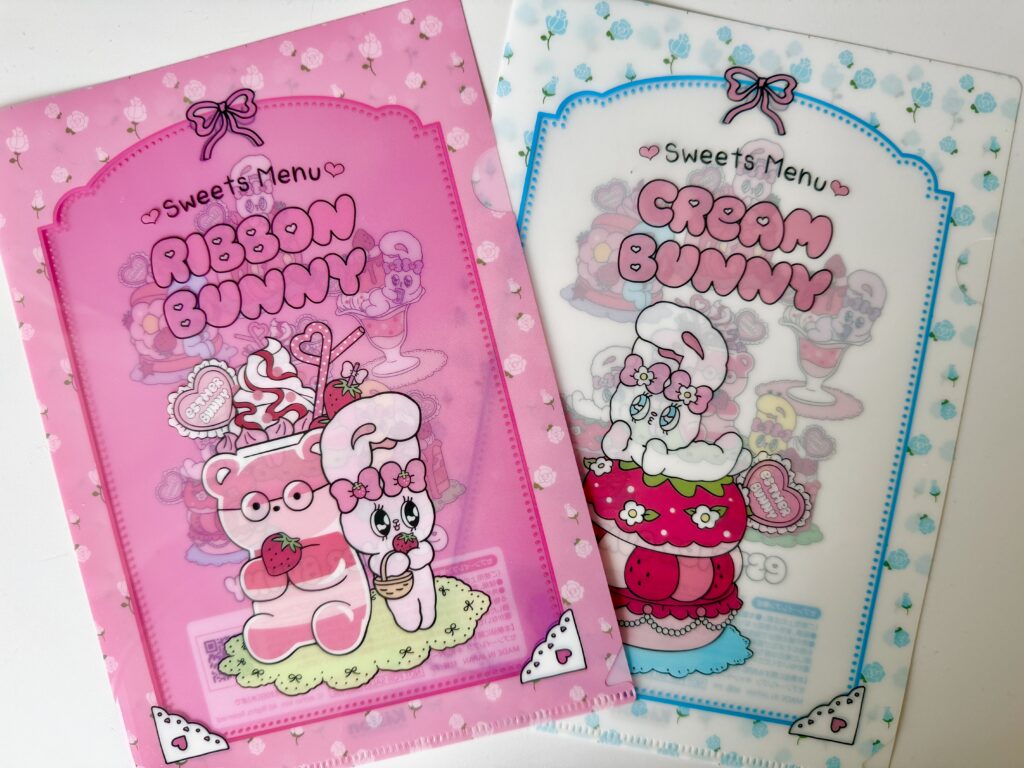 セブンイレブン エスターバニー クリアファイル 全6種のうち2種類（ピンクとブルー）