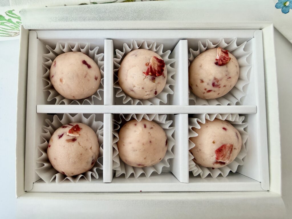 鈴懸 トリュフ あまおう苺 6個 並び