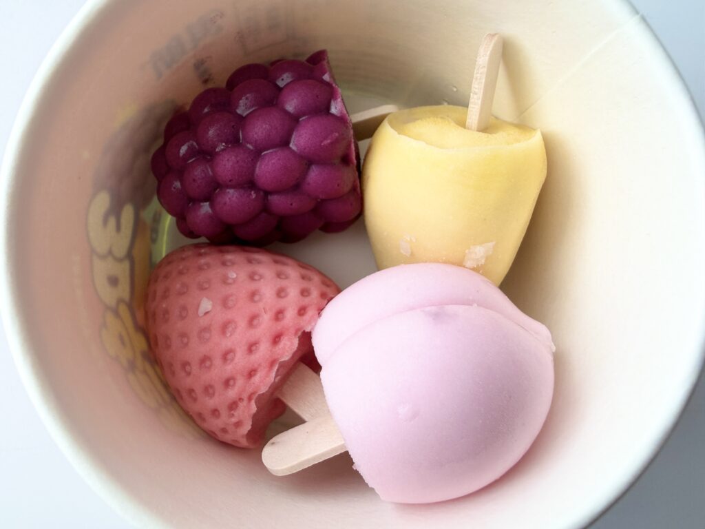 3Dフルーツポップス4種類をカップに入れた様子