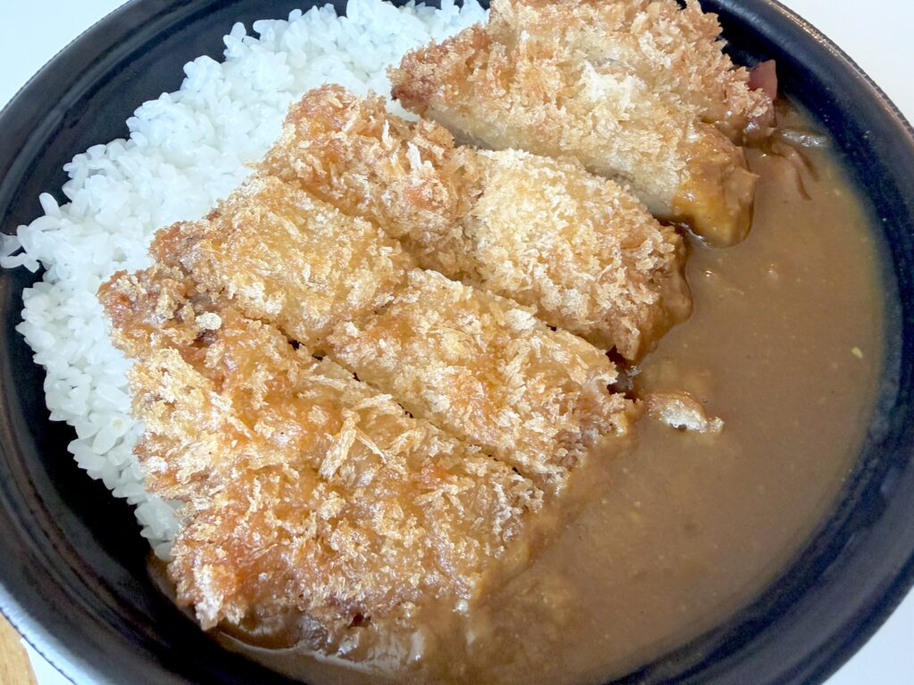 映画ちいかわ 島二郎のスパイスの効いたカツカレー