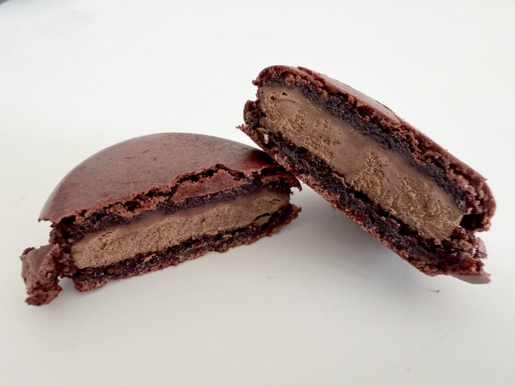 ジャン＝ポール・エヴァンのショコラマカロンの断面。濃厚なチョコレートガナッシュがたっぷり詰まった様子