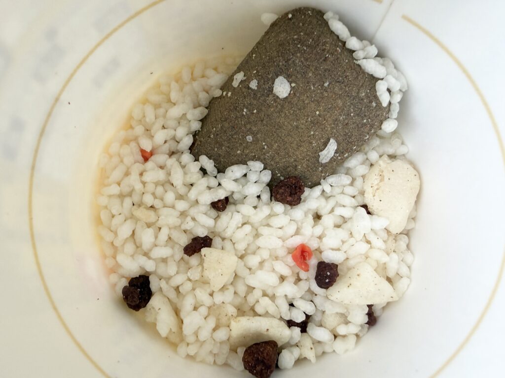 みそきんメシ お湯を入れる前の具材