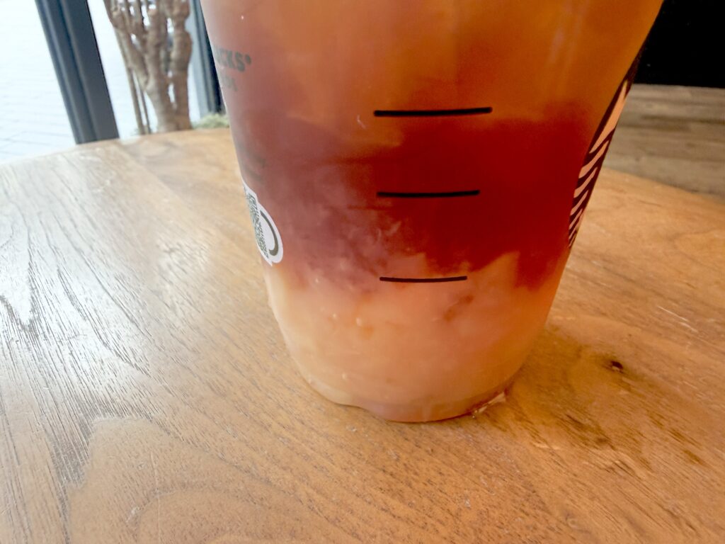 スタバ クラフト ジューシー ピーチ ティーの桃の果肉