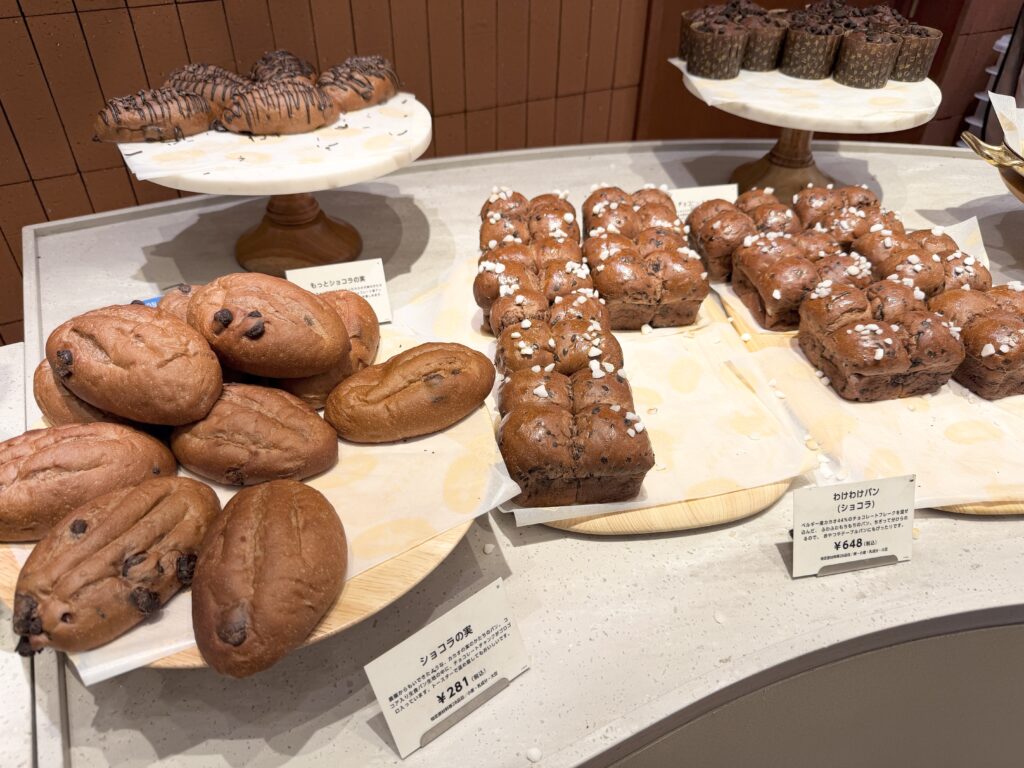ゴディパン池袋店に並ぶショコラの実やわけわけパンなどのチョコレートパン