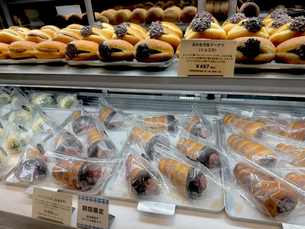 ゴディパン池袋店のふわもち生ドーナツとコロネの売り場