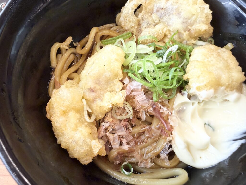 ソース味の太麺にたこ天、マヨネーズ、ねぎ、かつお節をのせたくら寿司のちいかわコラボメニュー